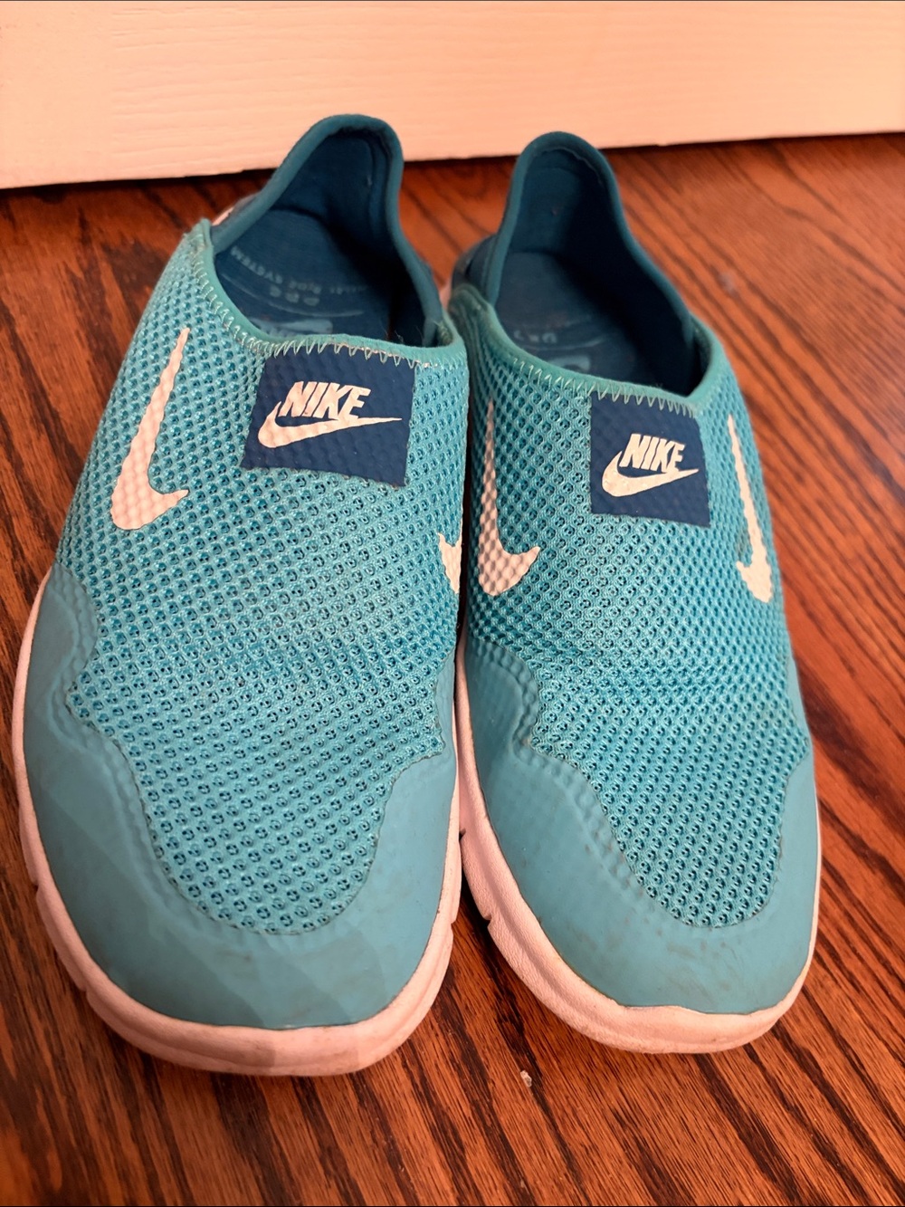 Nike Women’s Slip-On Sneakers DUAL RIDE SYSTEM in Teal/White